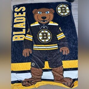 Uncanny Brands Boston Bruins Blanket